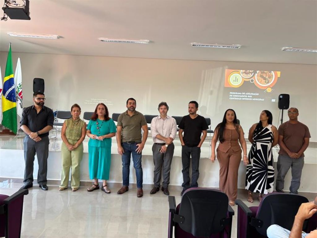 Agentes p&uacute;blicos municipais de Jenipapo de Minas e equipe do TCEMG